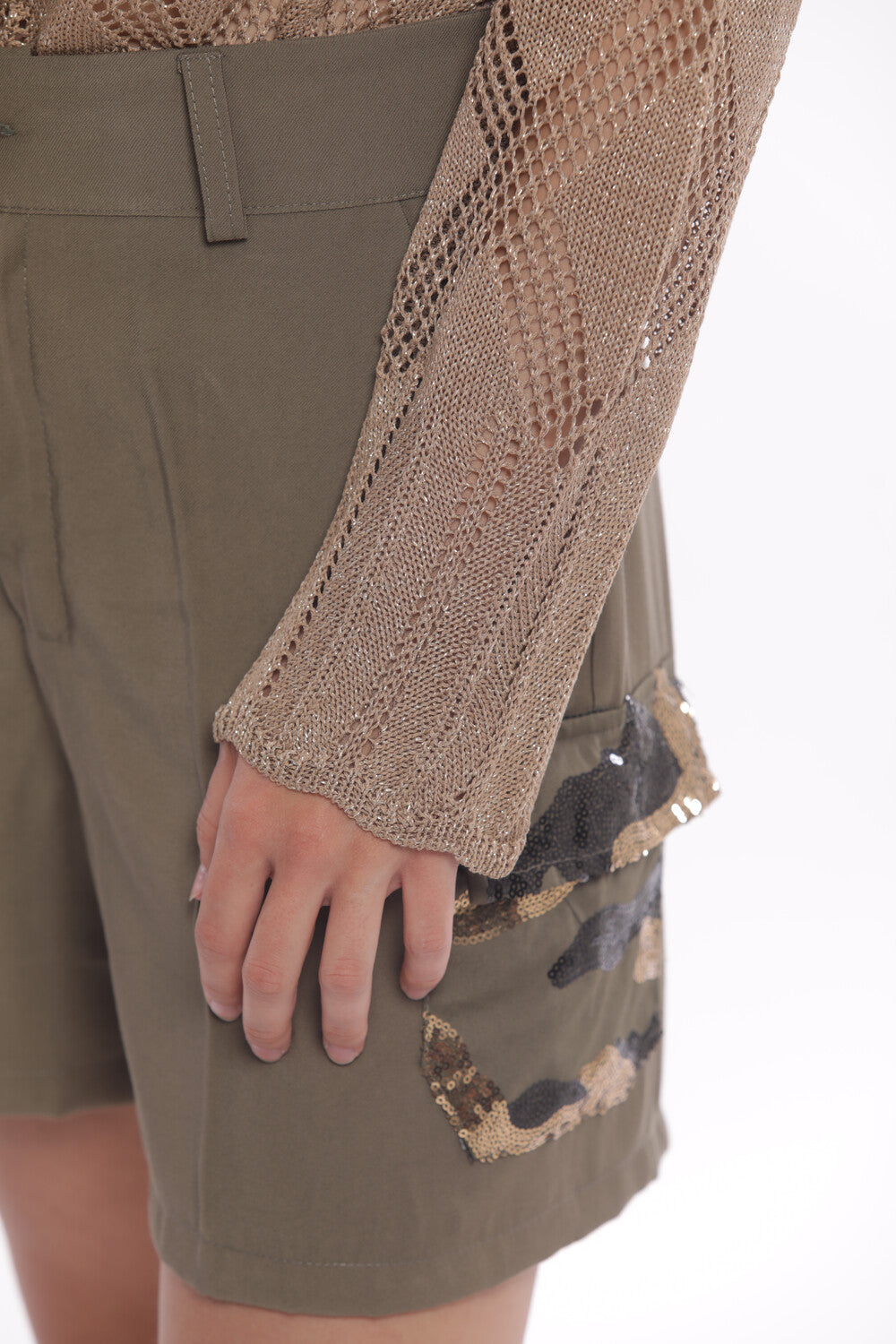PANTALONE SHORT CON MOTIVO MILITARE IN PAILLETTES