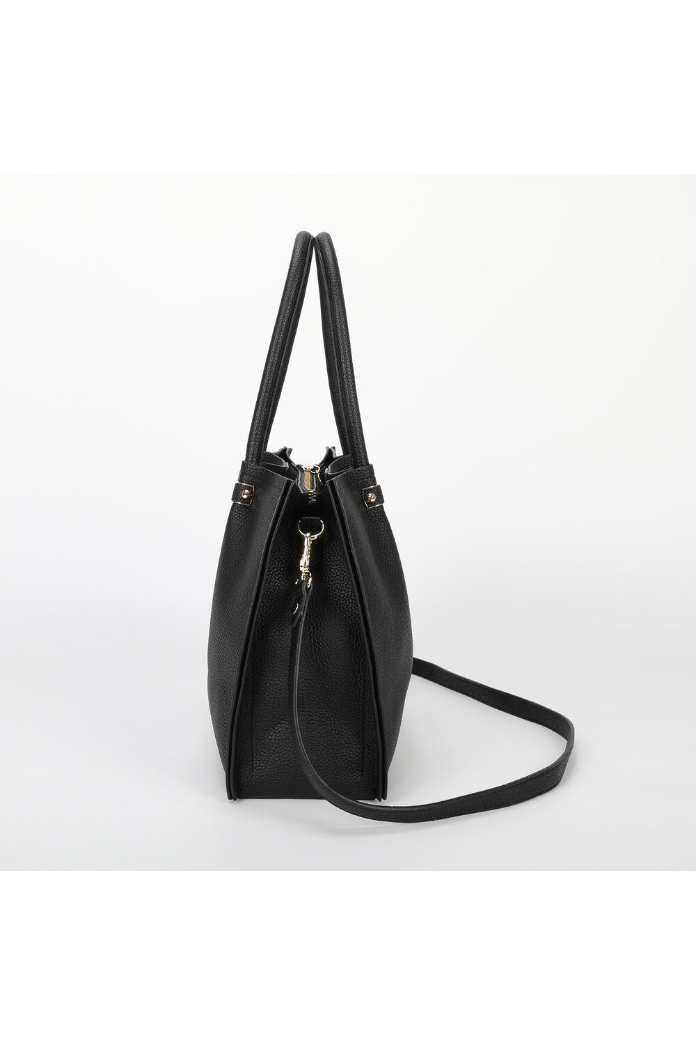 BORSA A SPALLA CON RIFINITURE IN TINTA
