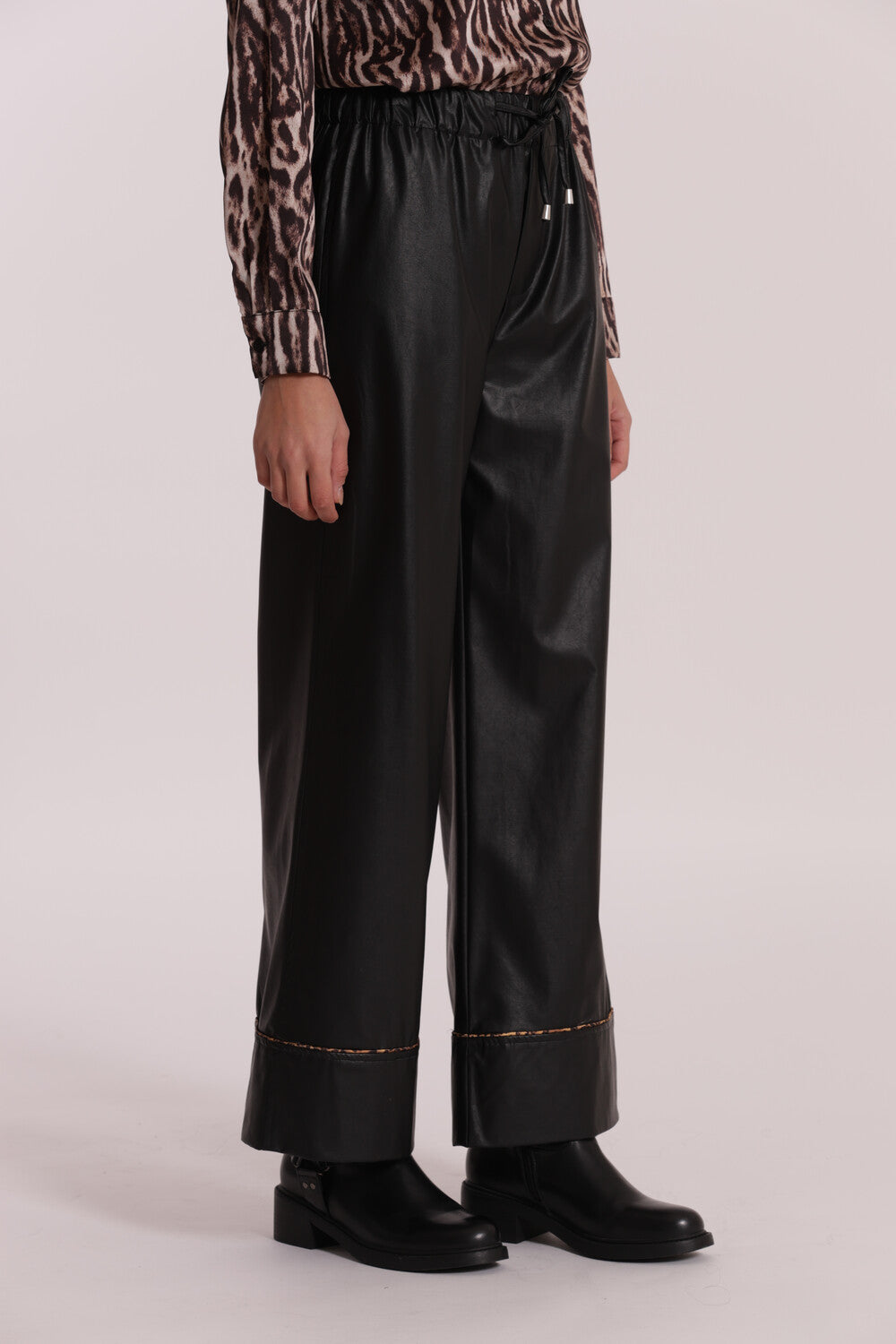 PANTALONE PALAZZO IN SIMIL PELLE CON DETTAGLIO ANIMALIER