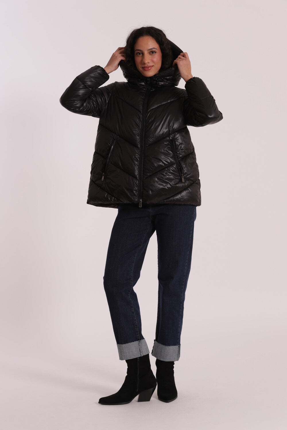 PIUMINO CORTO CON CAPPUCCIO TRAMA GEOMETRICA