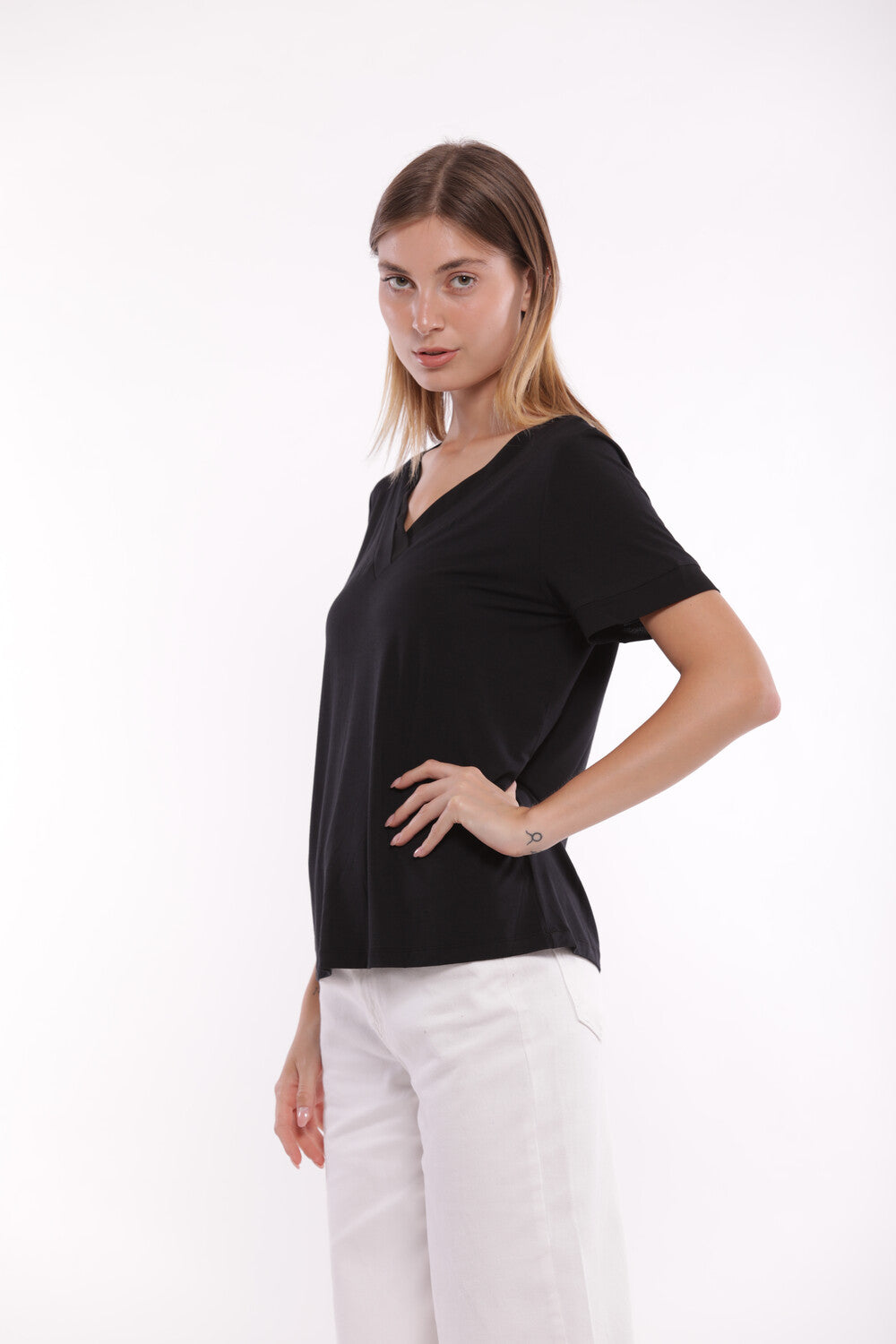 T-SHIRT SCOLLO A V CON DETTAGLI IN GEORGETTE