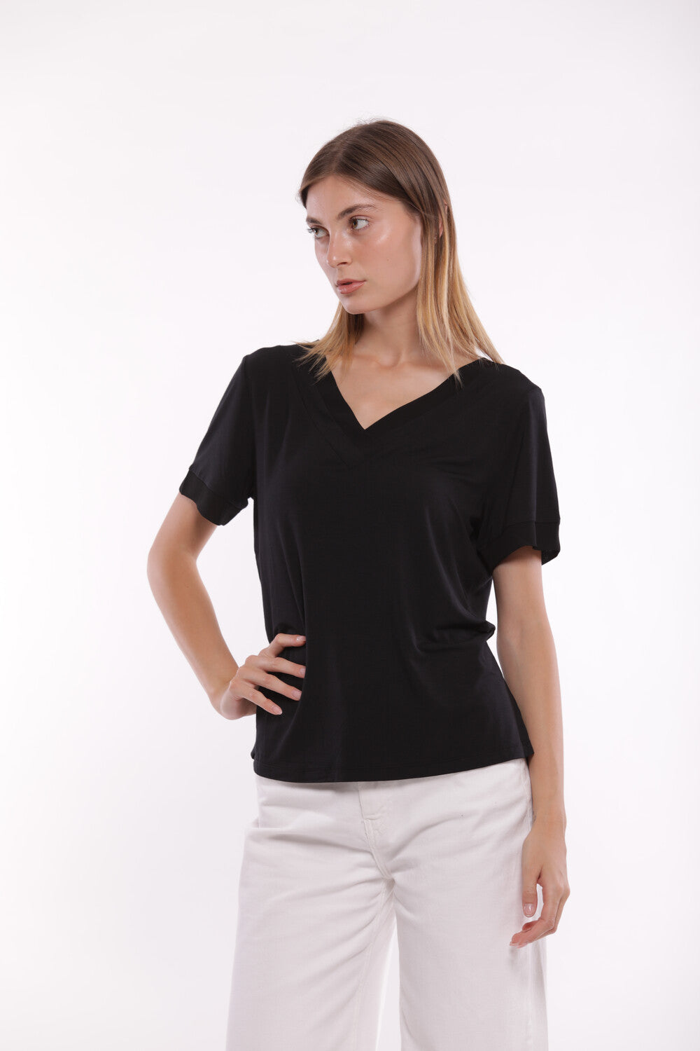 T-SHIRT SCOLLO A V CON DETTAGLI IN GEORGETTE