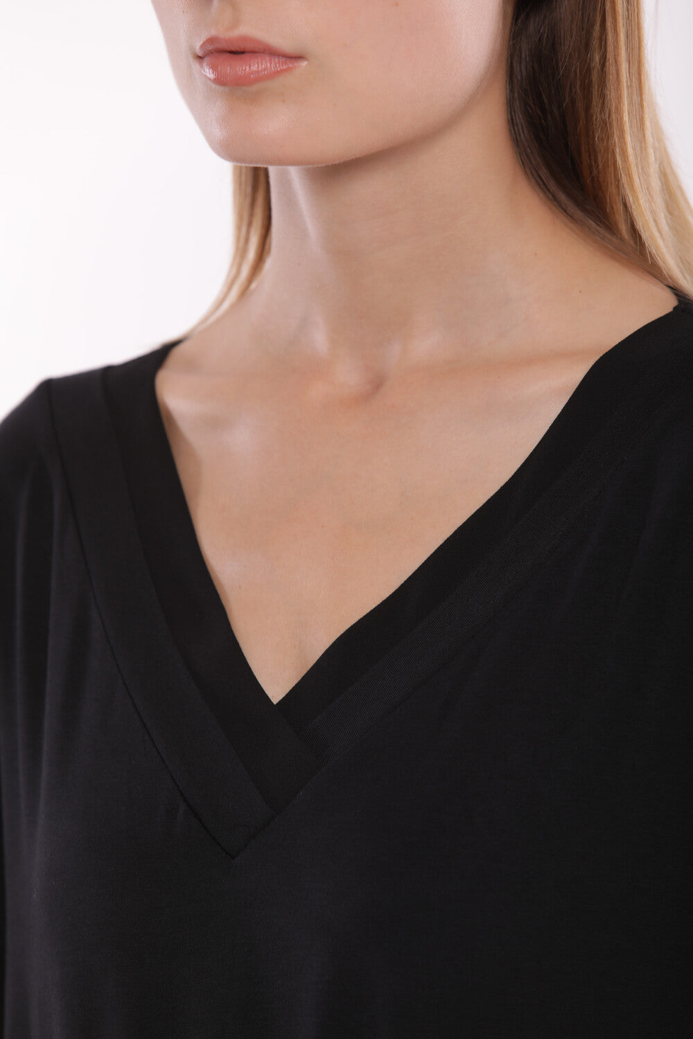 T-SHIRT SCOLLO A V CON DETTAGLI IN GEORGETTE