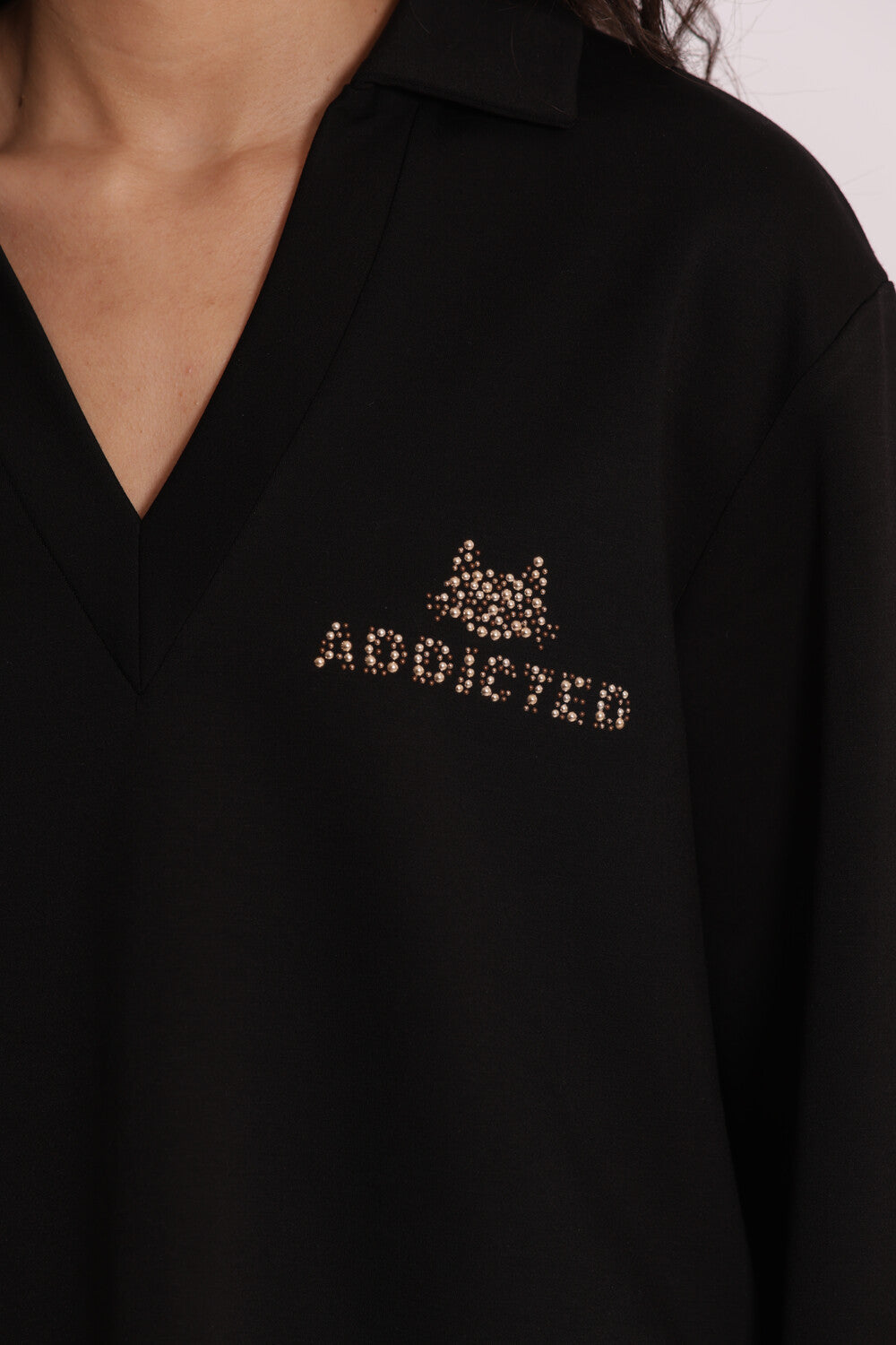 FELPA SCOLLO A V "MIMI-MUA ADDICTED"