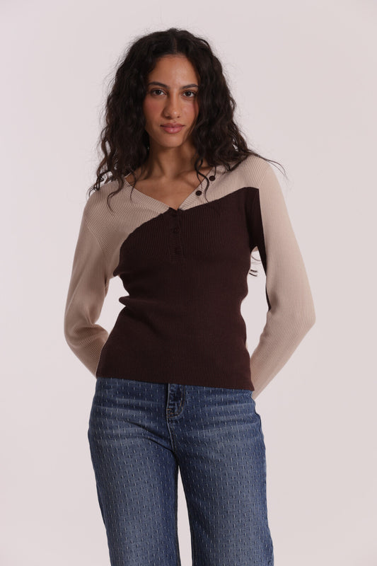 MAGLIA BICOLOR SCOLLO A V CON DETTAGLIO BOTTONI
