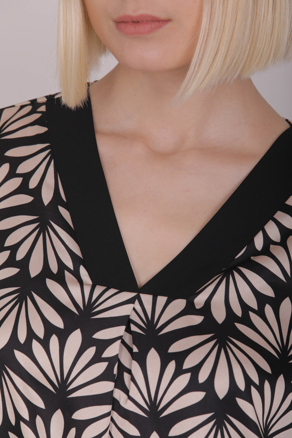 BLUSA SCOLLO A V FANTASIA FOGLIE