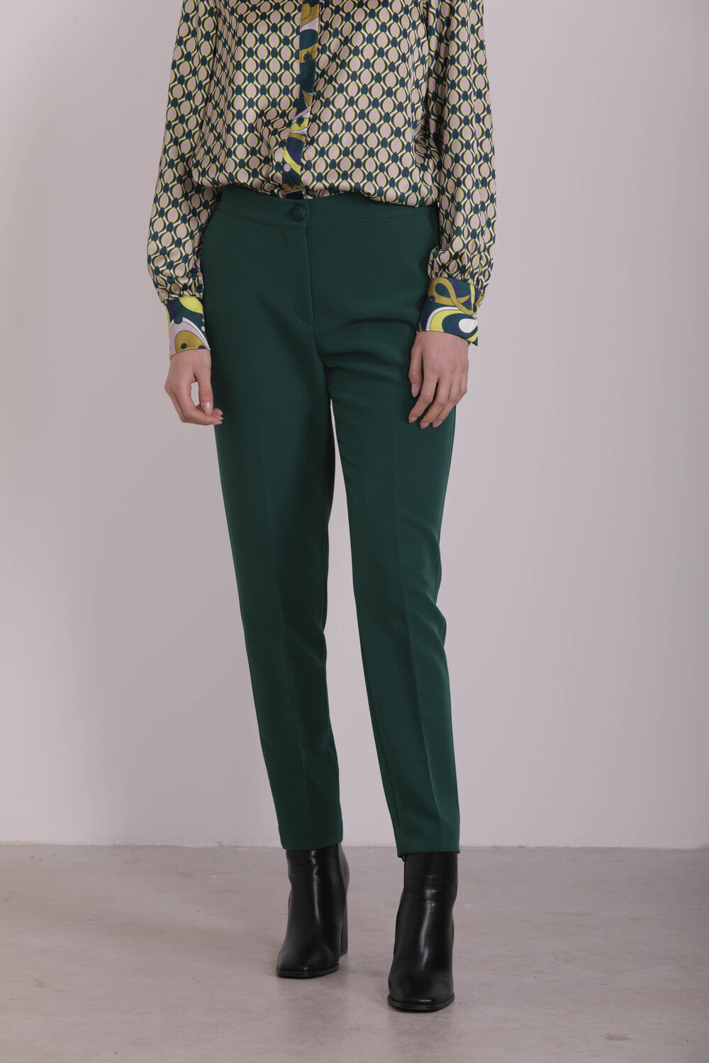 PANTALONE CON ELASTICO DIETRO IN TESSUTO TECNICO