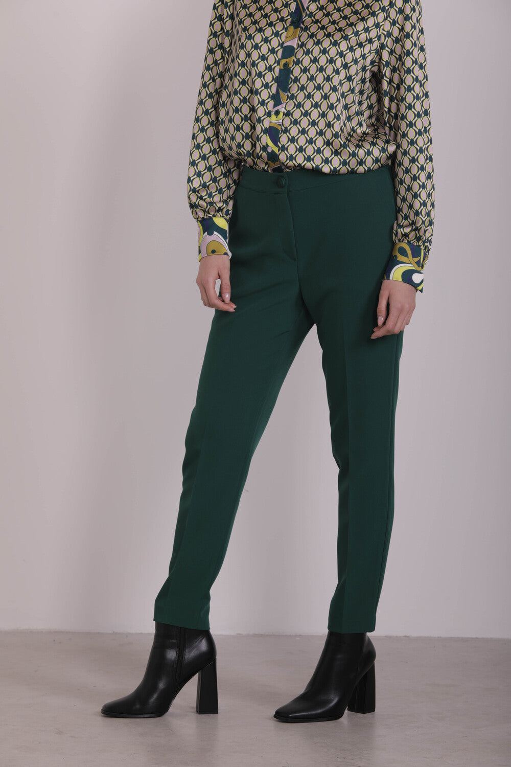 PANTALONE CON ELASTICO DIETRO IN TESSUTO TECNICO