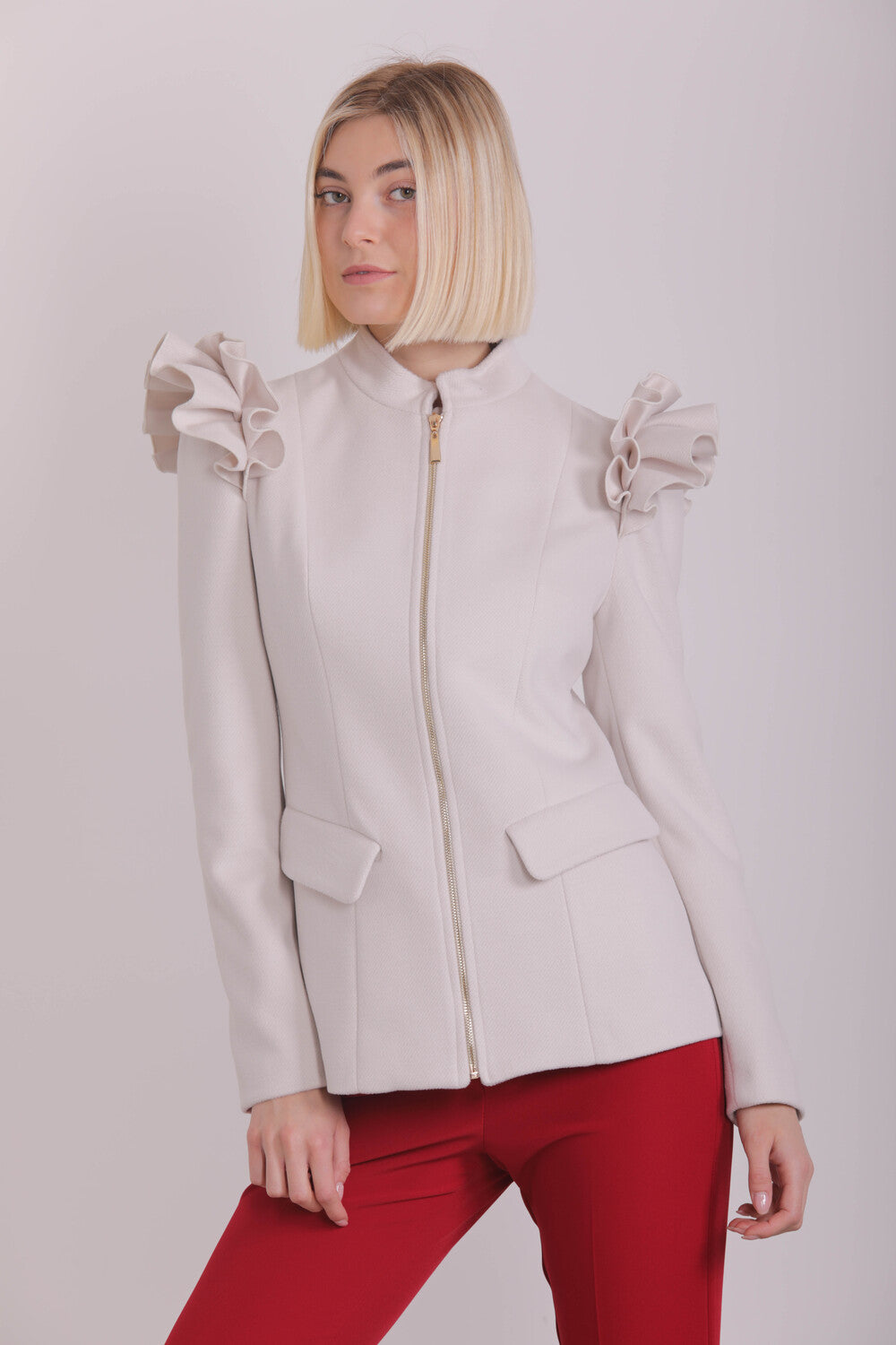 CAPPOTTO CORTO CON ROUCHES SU SPALLE