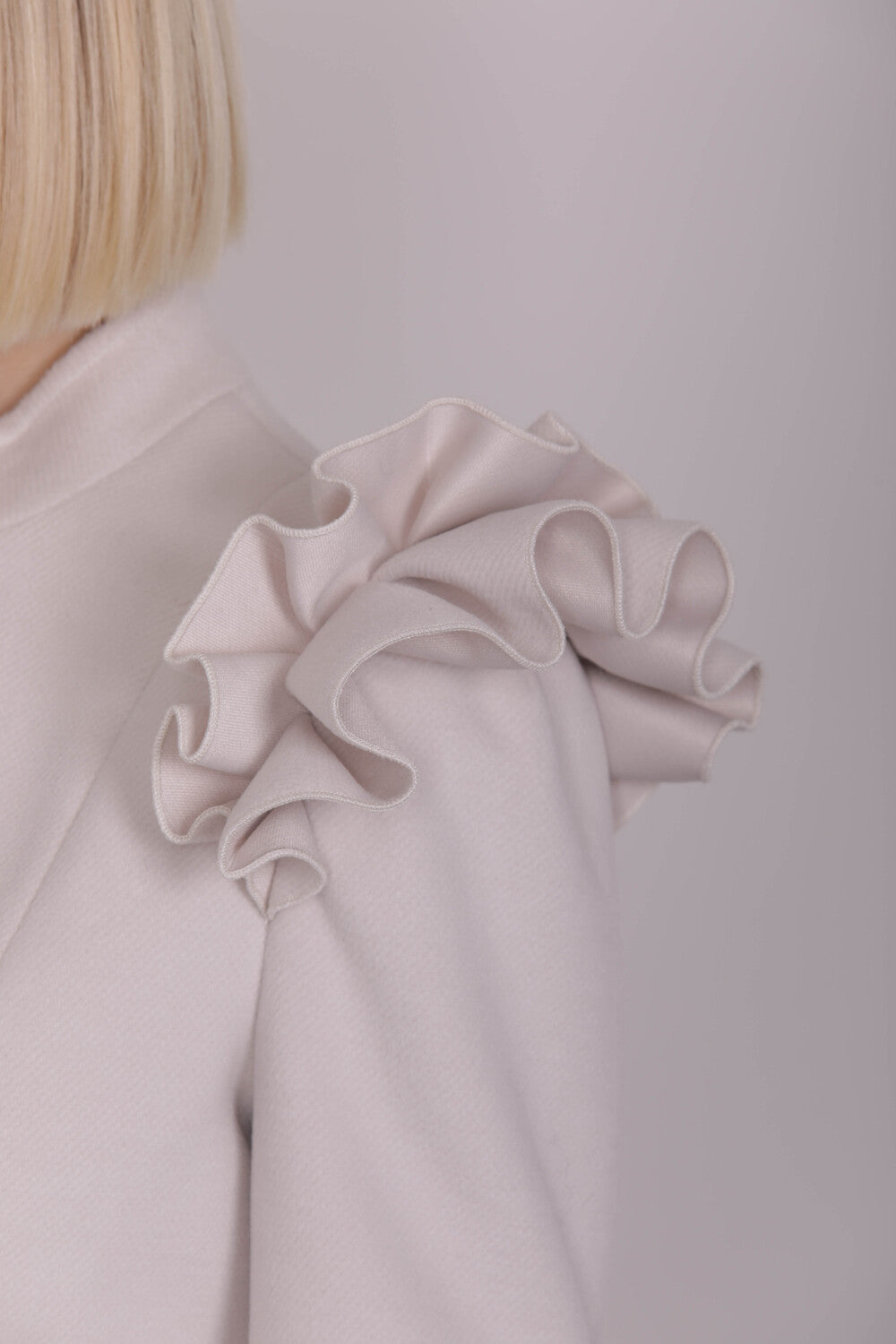 CAPPOTTO CORTO CON ROUCHES SU SPALLE