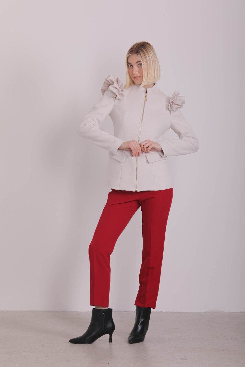 CAPPOTTO CORTO CON ROUCHES SU SPALLE