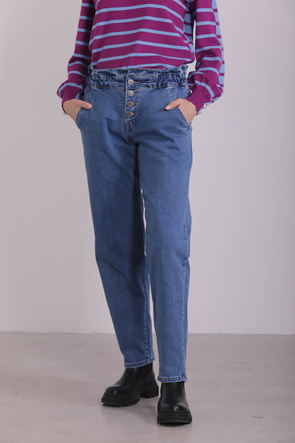 JEANS BAGGY CON OCCHIELLI SU TASCA