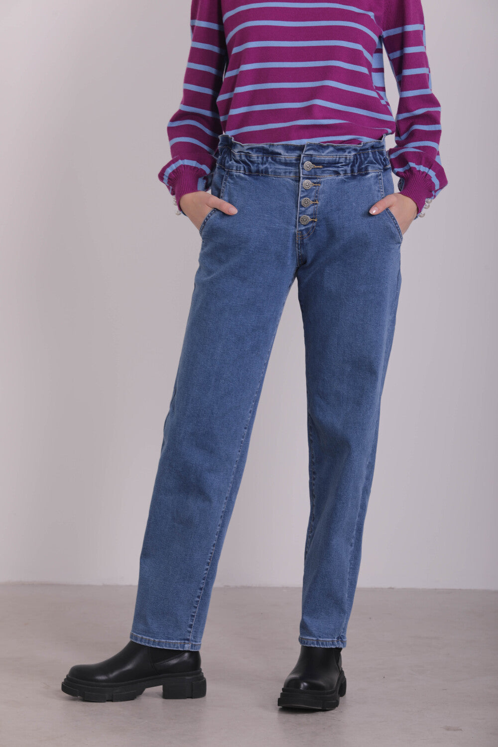 JEANS BAGGY CON OCCHIELLI SU TASCA
