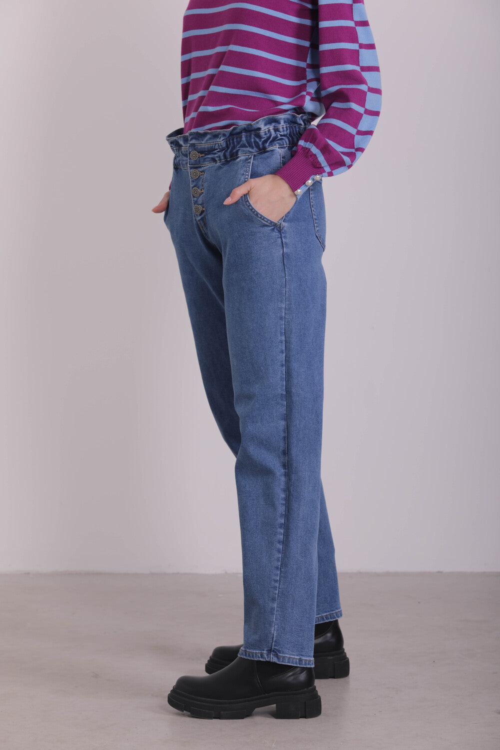 JEANS BAGGY CON OCCHIELLI SU TASCA
