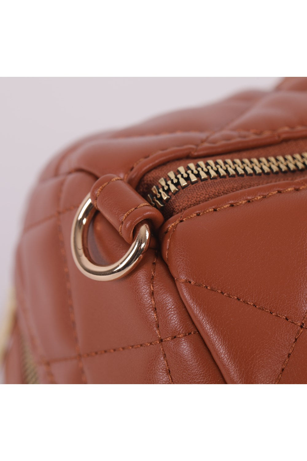 BORSA BAULETTO CON BORCHIE E DETTAGLIO TRAPUNTATO