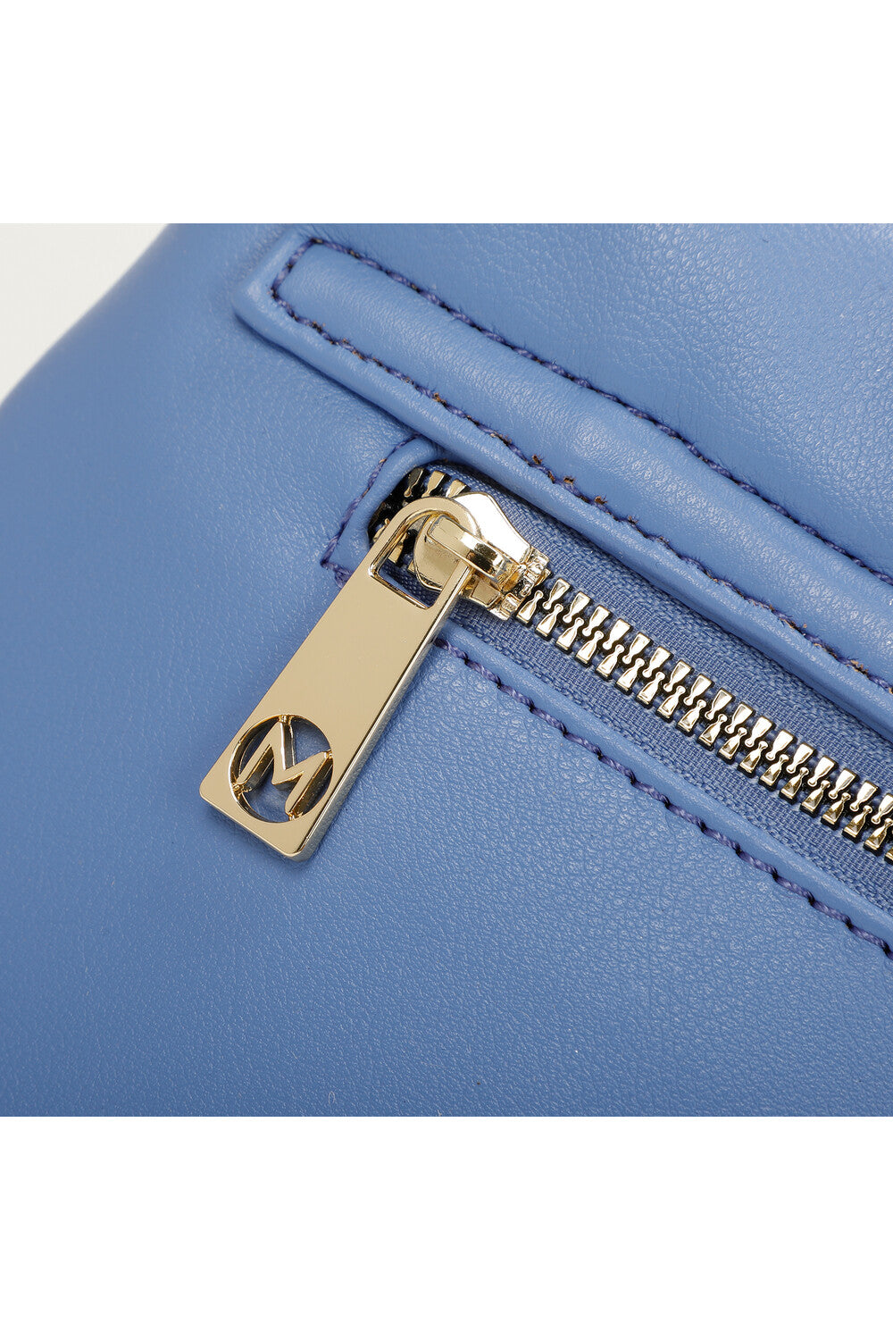 BORSA A SPALLA CON ACCESSORIO DORATO