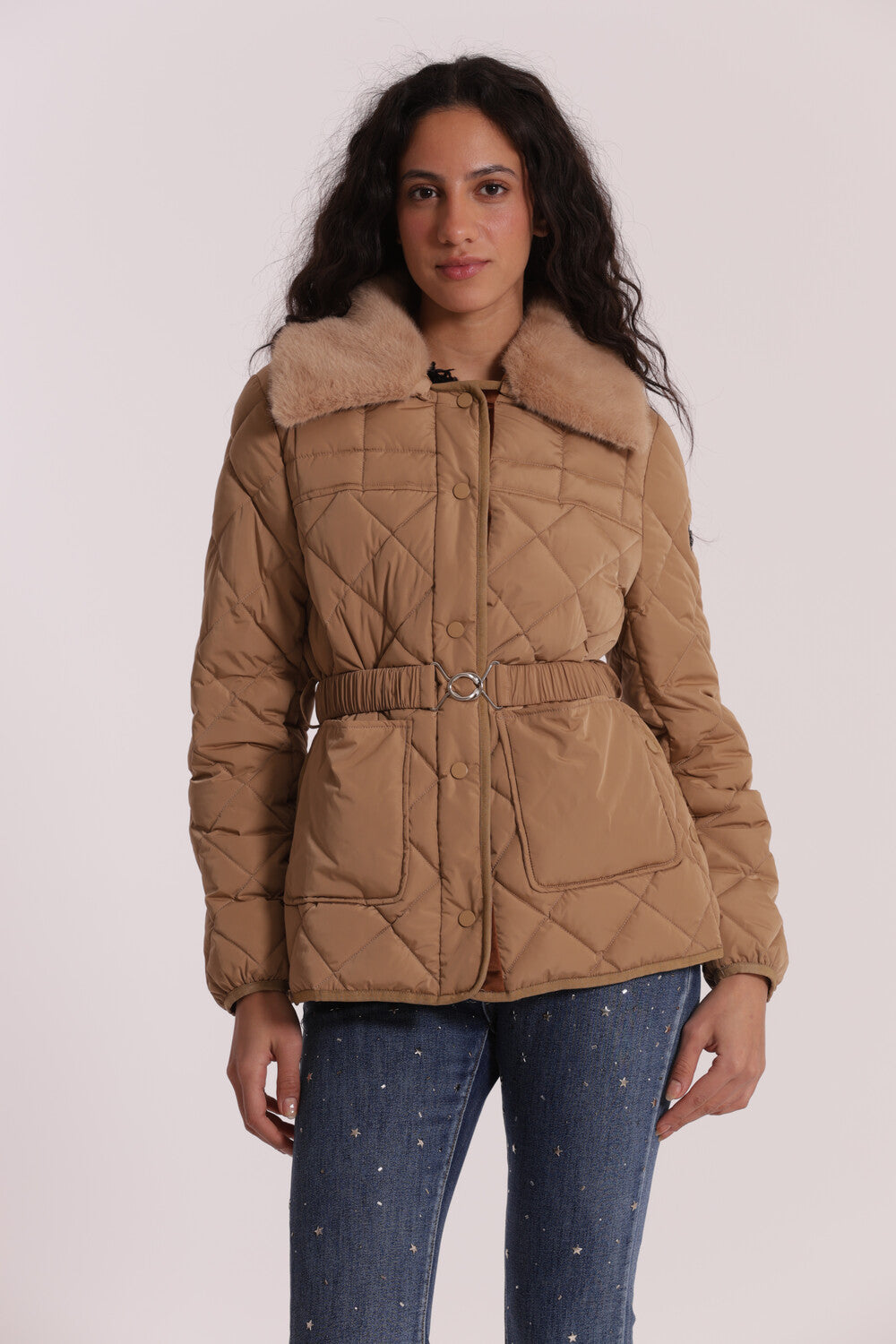 PIUMINO CORTO CON COLLO EFFETTO PELLICCIA CON CINTURA