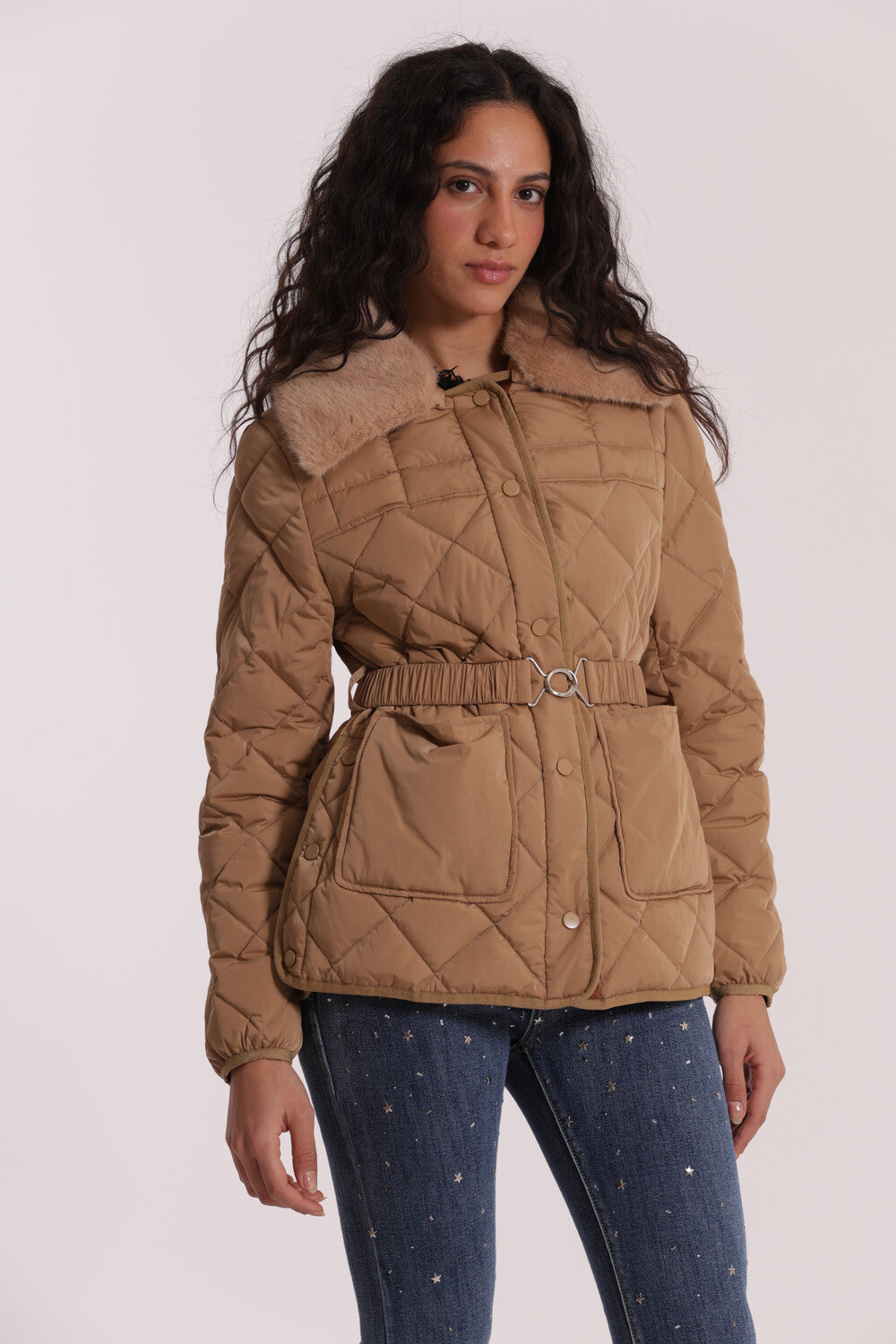 PIUMINO CORTO CON COLLO EFFETTO PELLICCIA CON CINTURA