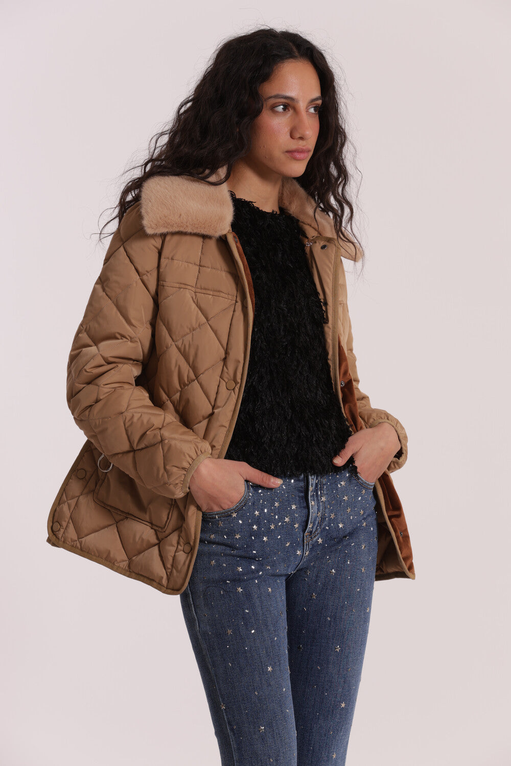 PIUMINO CORTO CON COLLO EFFETTO PELLICCIA CON CINTURA