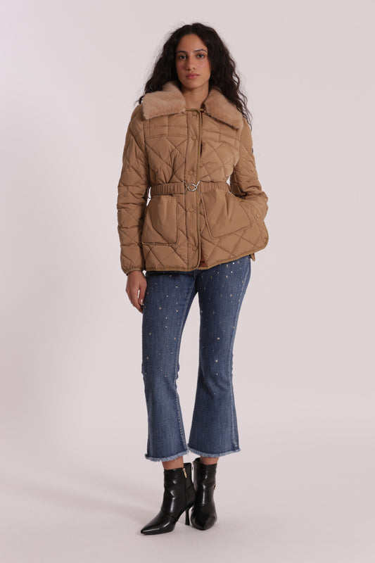 PIUMINO CORTO CON COLLO EFFETTO PELLICCIA CON CINTURA