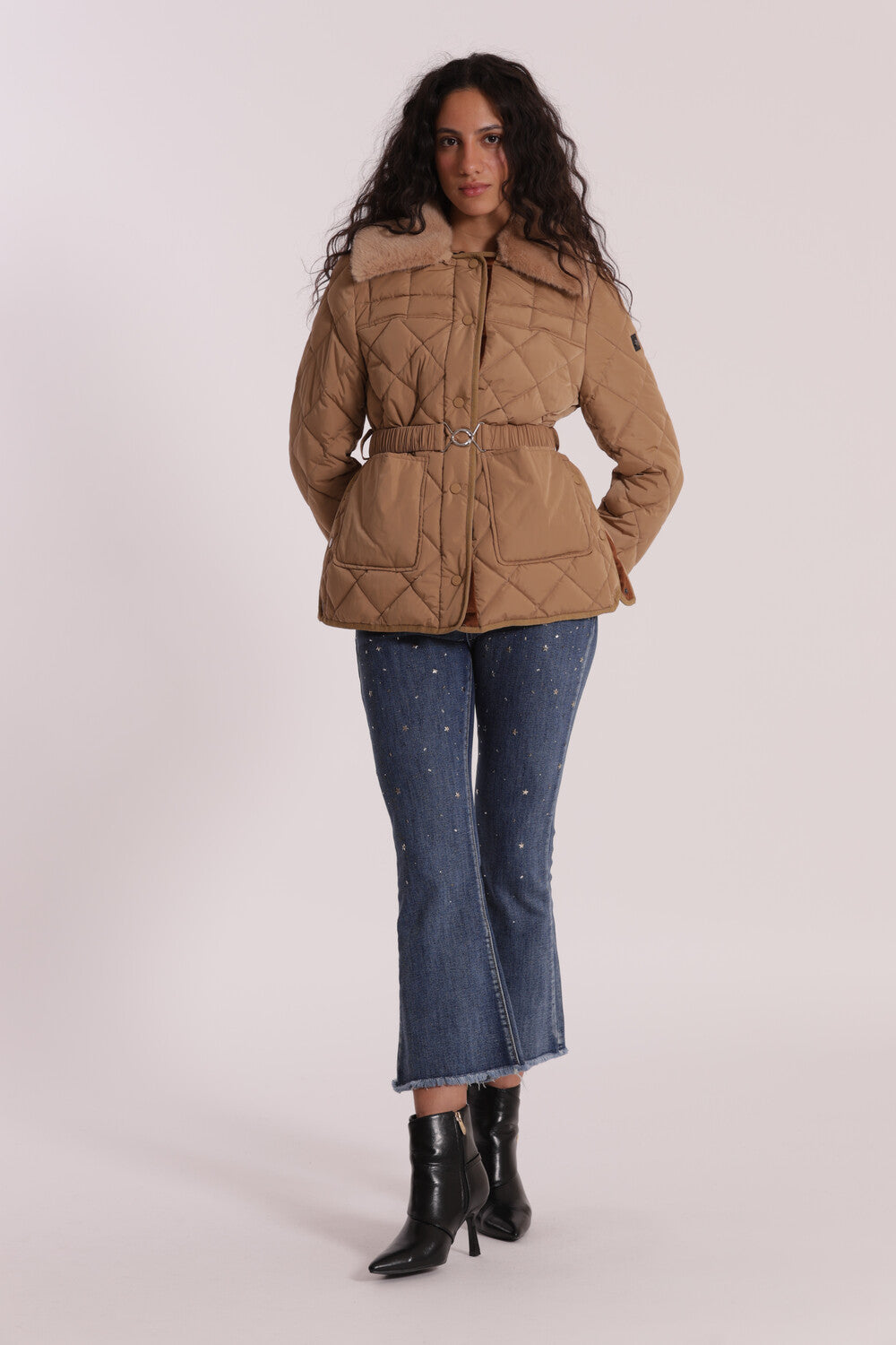 PIUMINO CORTO CON COLLO EFFETTO PELLICCIA CON CINTURA