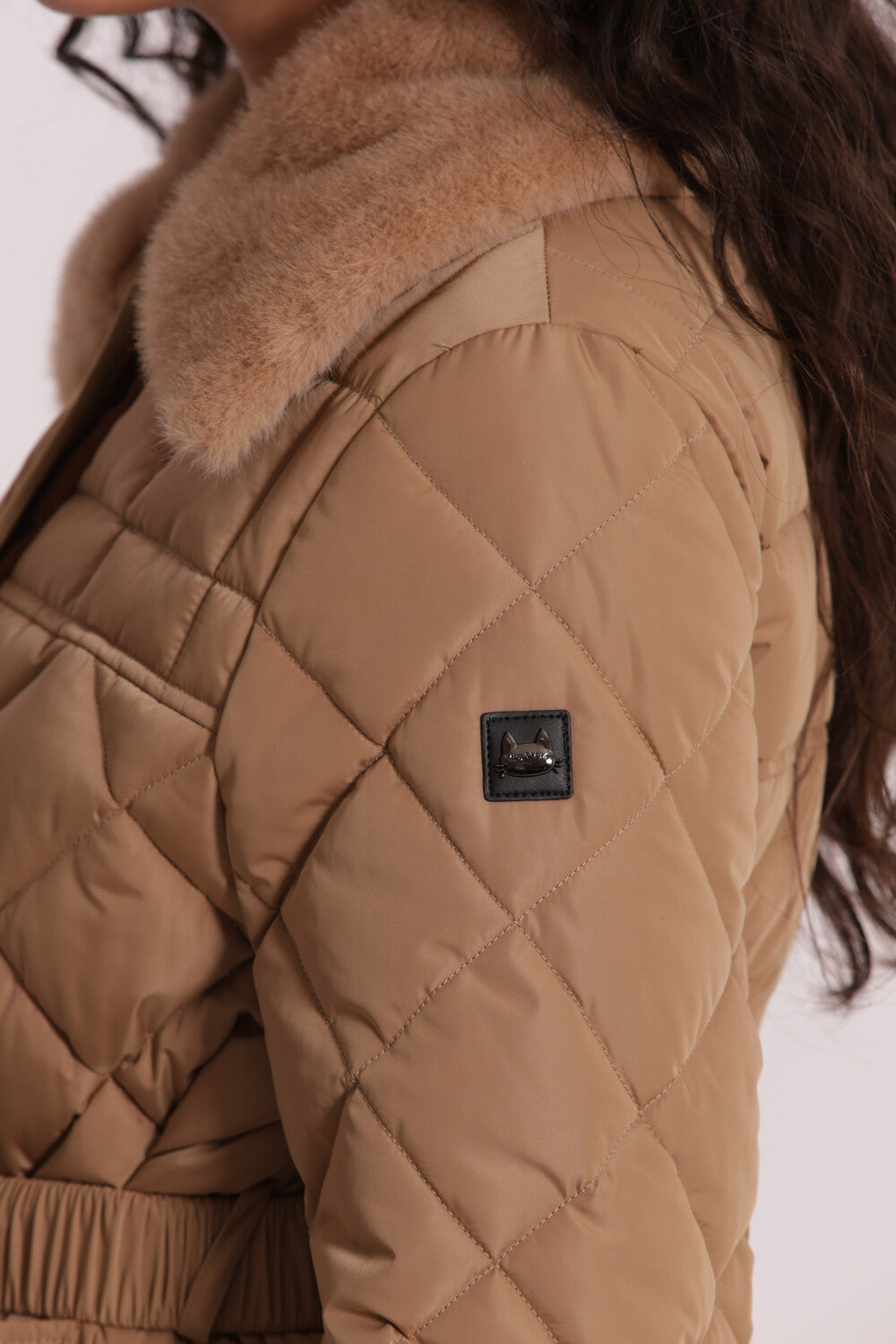 PIUMINO CORTO CON COLLO EFFETTO PELLICCIA CON CINTURA