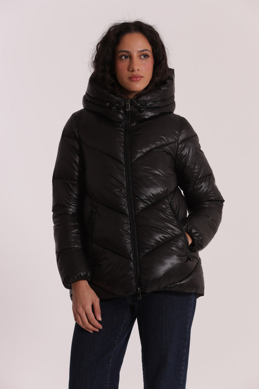 PIUMINO CORTO CON CAPPUCCIO TRAMA GEOMETRICA