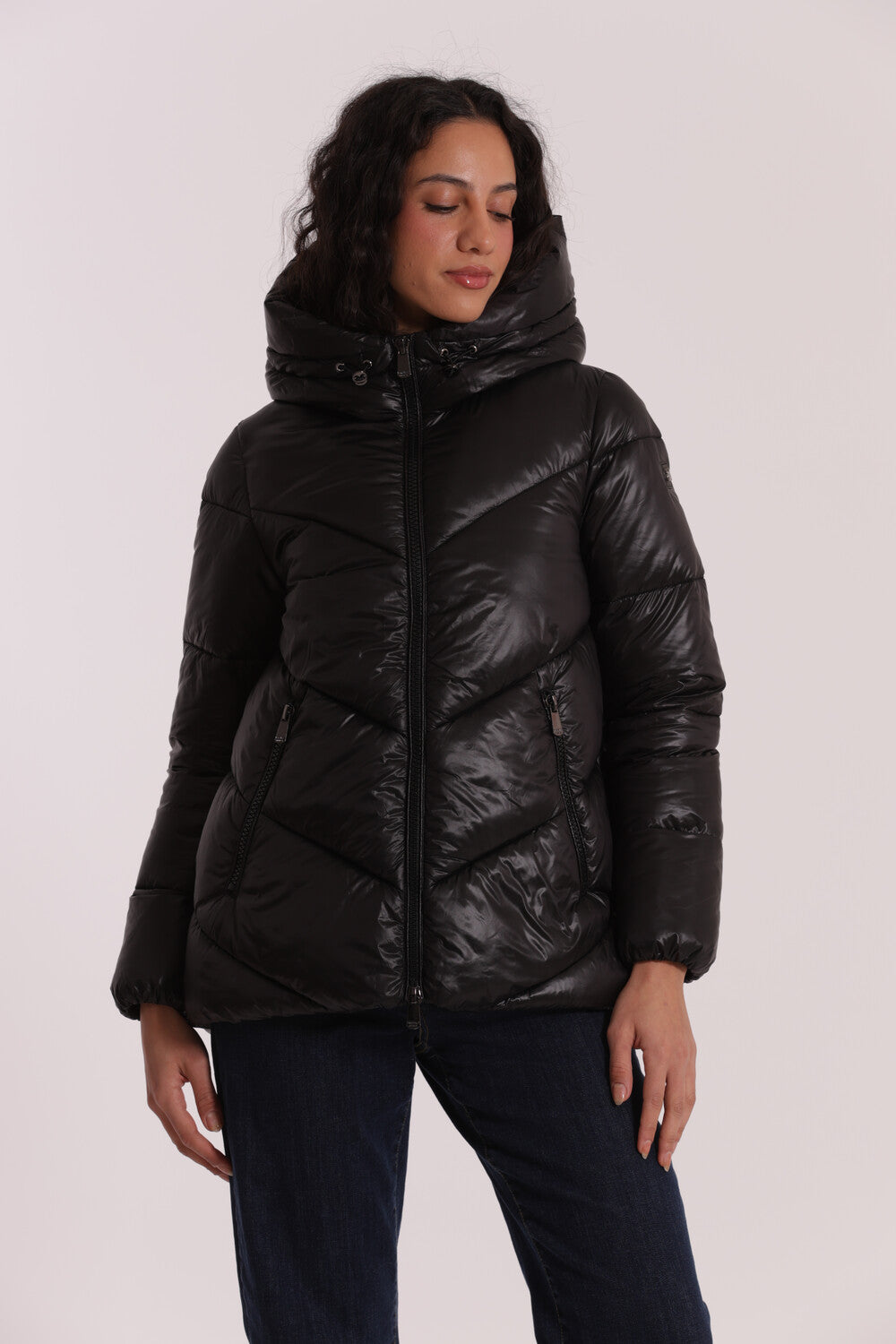 PIUMINO CORTO CON CAPPUCCIO TRAMA GEOMETRICA