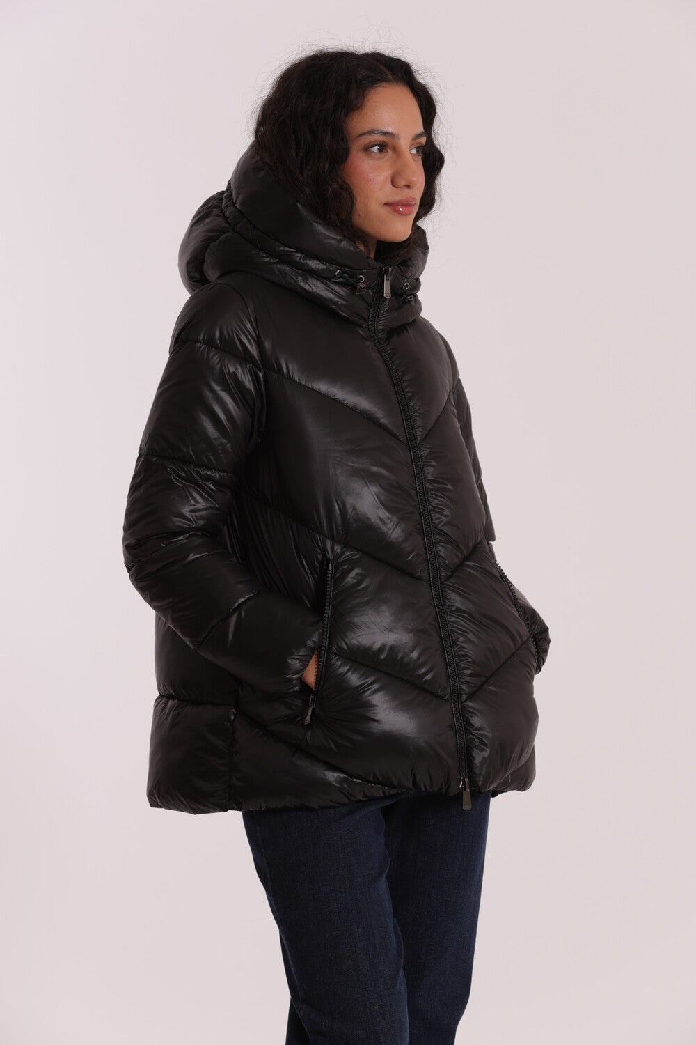 PIUMINO CORTO CON CAPPUCCIO TRAMA GEOMETRICA