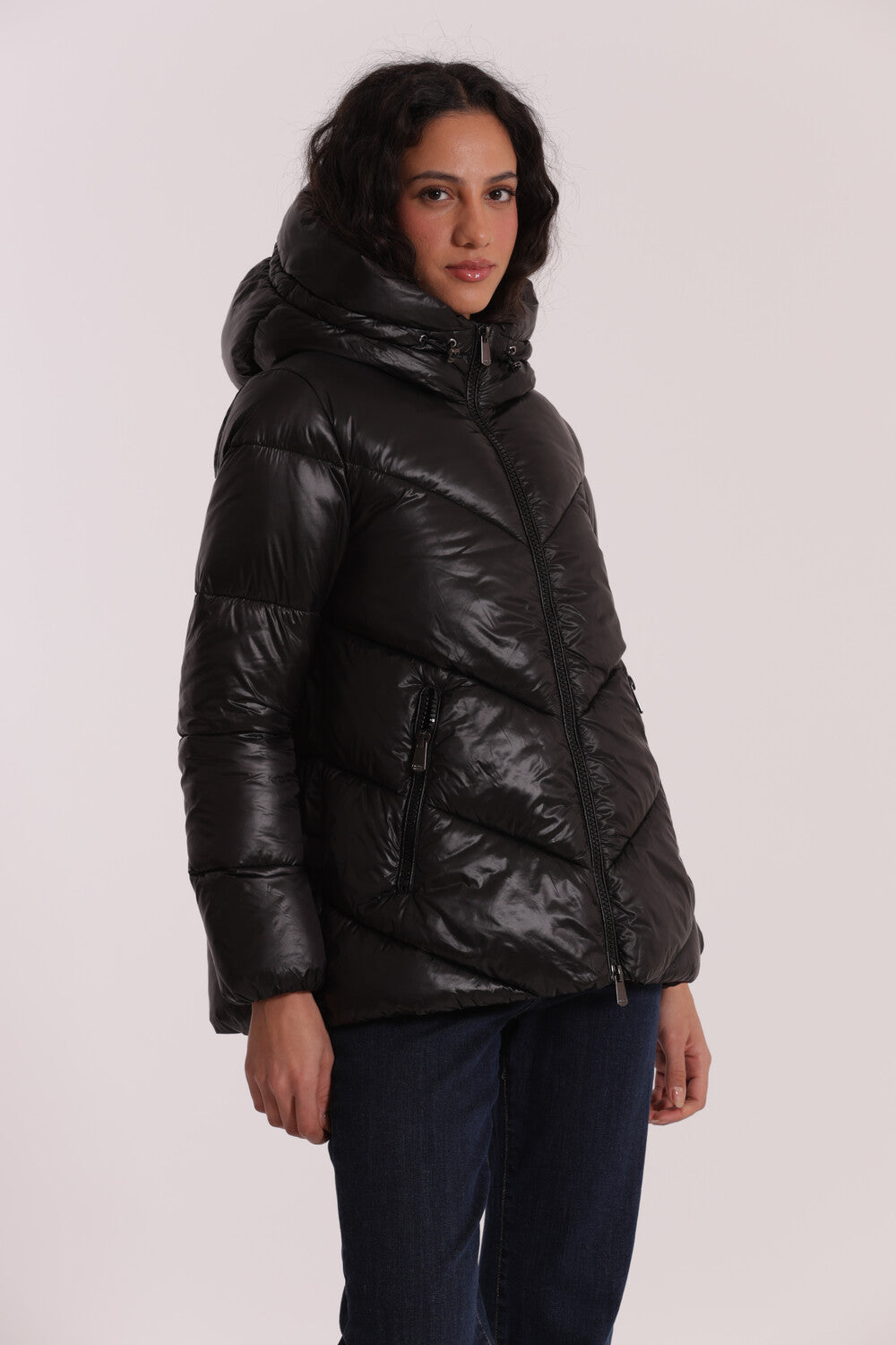 PIUMINO CORTO CON CAPPUCCIO TRAMA GEOMETRICA