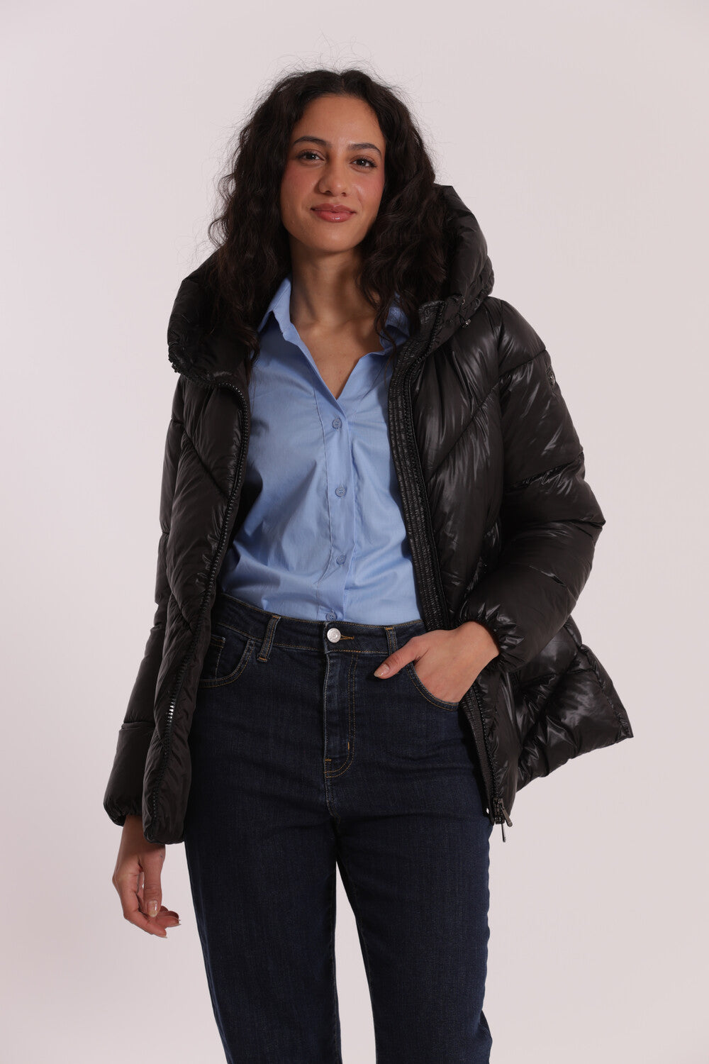 PIUMINO CORTO CON CAPPUCCIO TRAMA GEOMETRICA