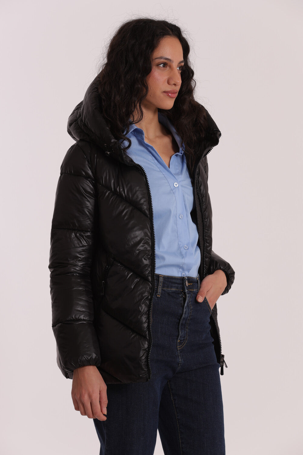 PIUMINO CORTO CON CAPPUCCIO TRAMA GEOMETRICA