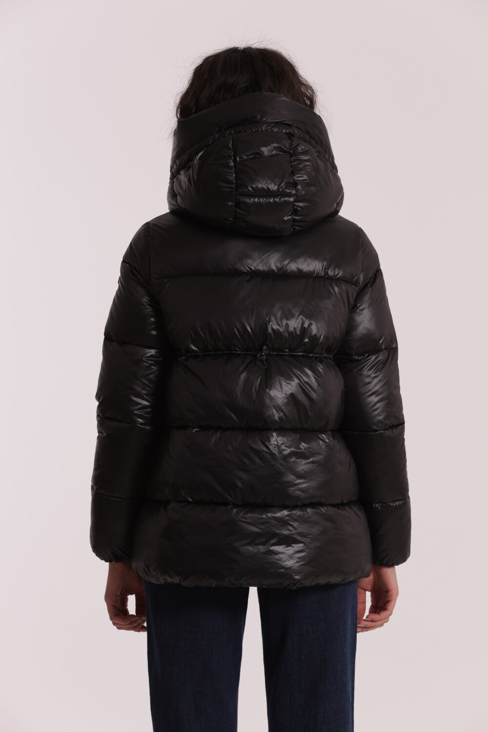 PIUMINO CORTO CON CAPPUCCIO TRAMA GEOMETRICA