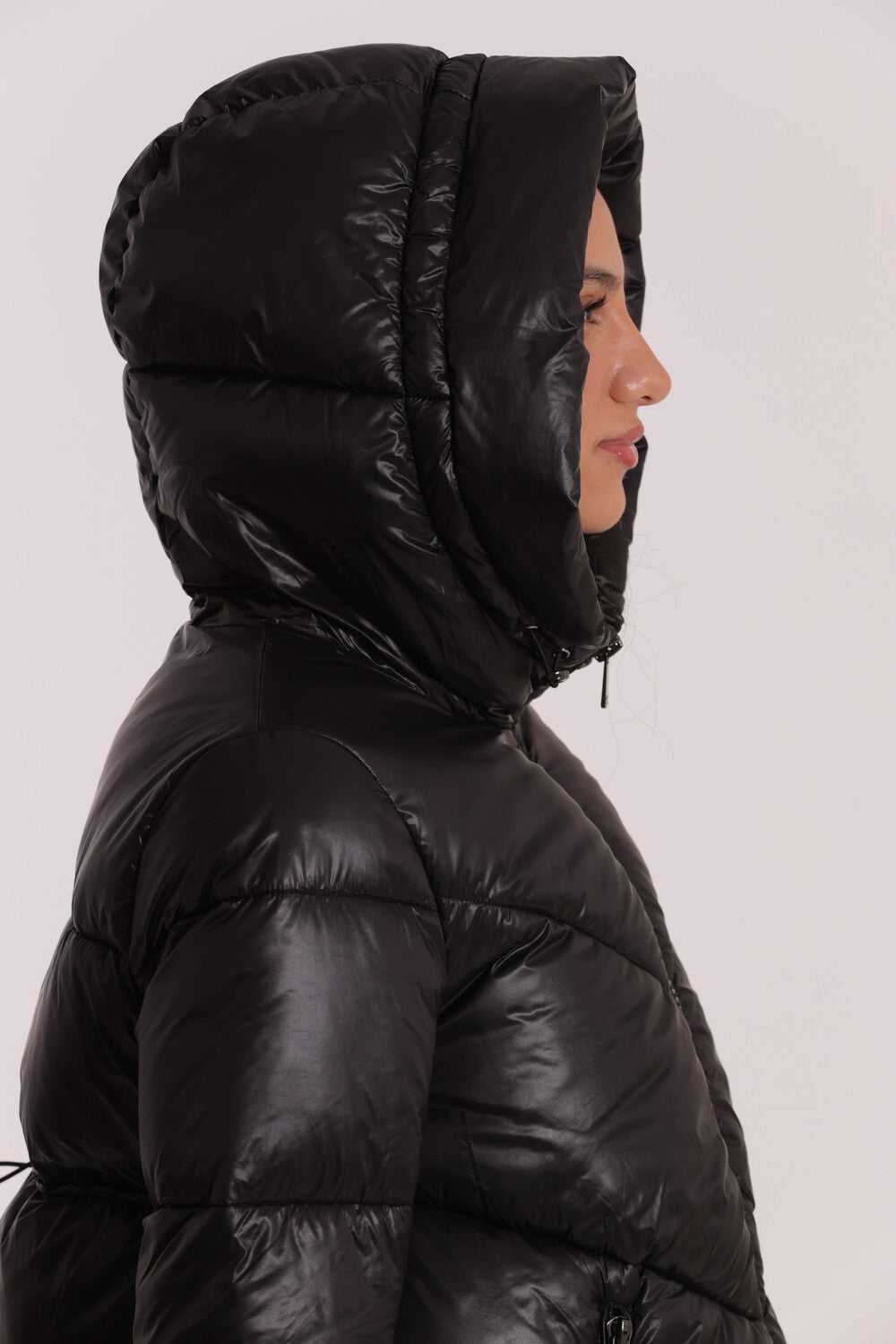 PIUMINO CORTO CON CAPPUCCIO TRAMA GEOMETRICA