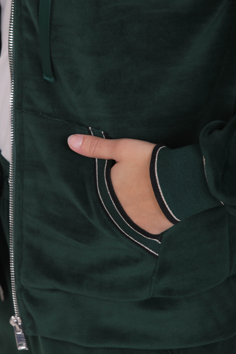 FELPA CON ZIP E CAPPUCCIO EFFETTO VELLUTO