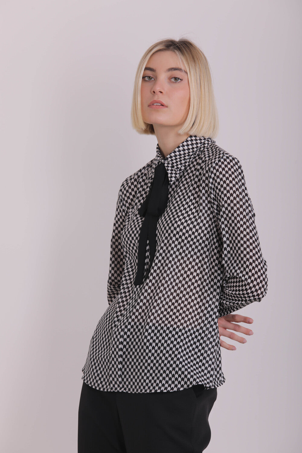 BLUSA CON CRAVATTINA FANTASIA PIED DE POULE