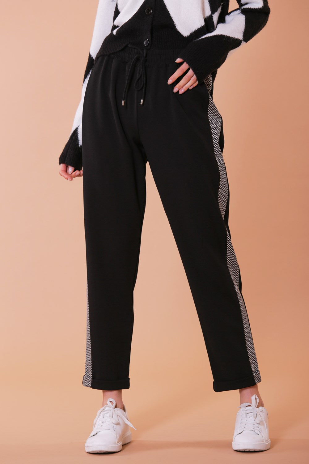 Pantalone jogger con inserto fantasia spigata